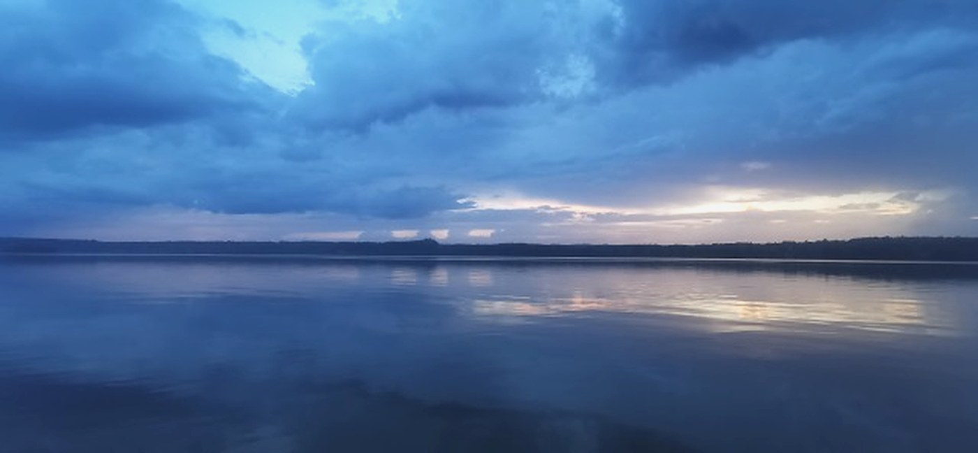 Stiller See in der Dämmerung